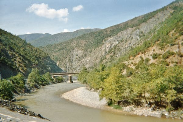 נהר שקומבין - הנהר שמפריד בין צפון אלבניה ודרום אלבניה