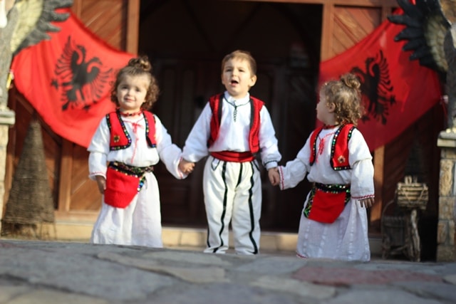 ילדים אלבניים בטקס מסורתי