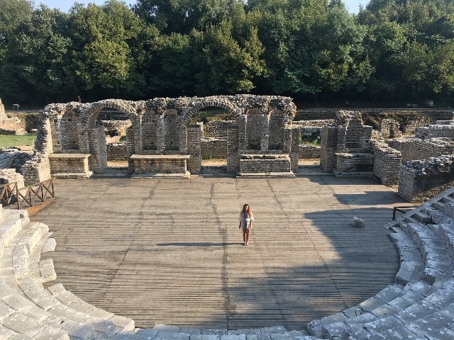 התאטרון הרומי בפארק הארכיאולוגי בבוטרינט