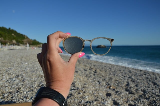 יד מחזיקה משקפיים באחד מחופי אלבניה