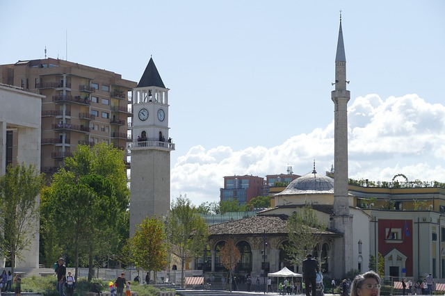 מרכז העיר, הכנסייה ומסגד אטהם ביי בטירנה