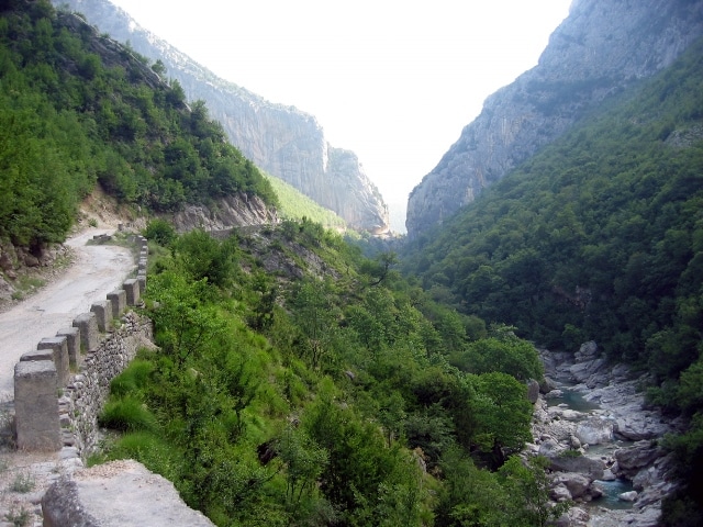 נוף בפארק הלאומי דיטי (Parku Kombëtar i Malit te Dajtit). 