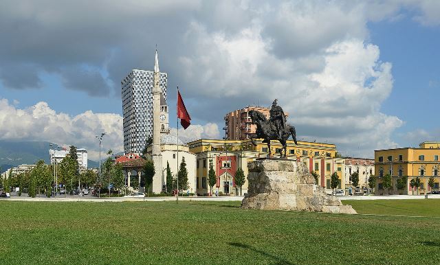 כיכר סקנדרבג (Skanderbeg Square-Sheshi Skënderbej) - הכיכר המרכזית של טירנה