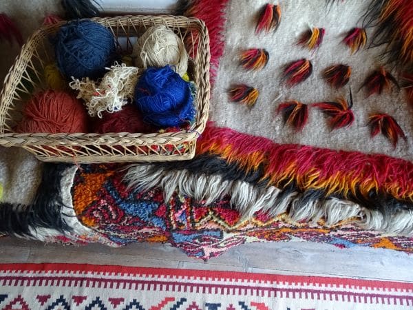 שטיח מסורתי ארוג שמוצג במוזיאון האתנוגרפי בג'ירוקסטרה
