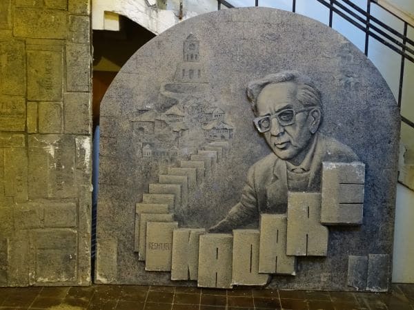 מונומנט לכבודו של אסמעיל קאדרה בעיר ג'ירוקסטרה
