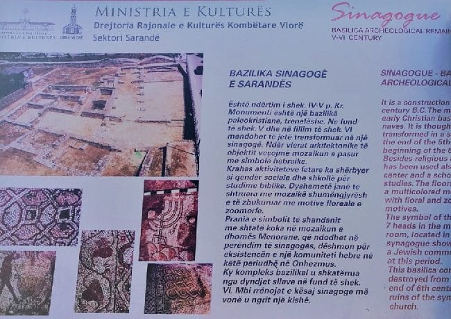 שלט ליד שרידי בית הכנסת בסרנדה