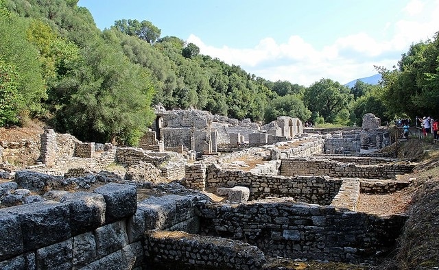 שרידי העיר העתיקה בוטרינט