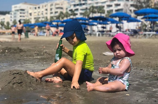 הילדים נהנים על חוף הים בוולורה