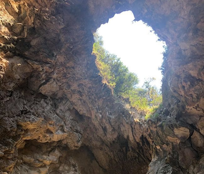 המערה בין בין דרמה לג׳יפה (shpella e pirateve )