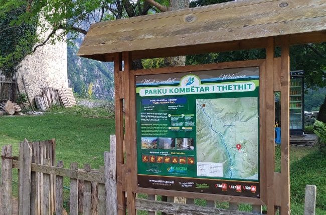 שלט מידע של הפארק הלאומי טת - צילום - משפחת בן שדה