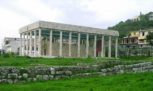 לז'ה - שרידי הכנסייה בתוך המאוזוליאום