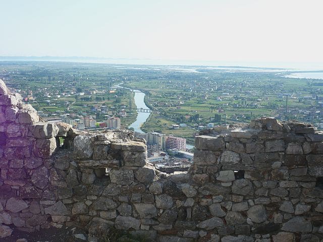 מבט מטירת לז'ה אל שפך נהר הדרין