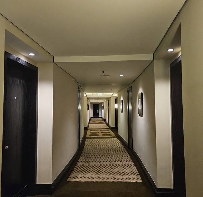 מסדרון במלון מק