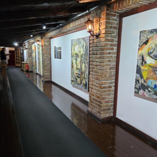 מסדרון עם יצירות אומנות במלון Bujtina e Gjelit