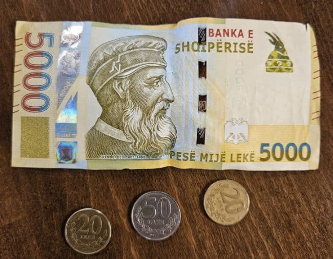 - Albanian money - banknote and coins כסף אלבני - שטר ומטבעות