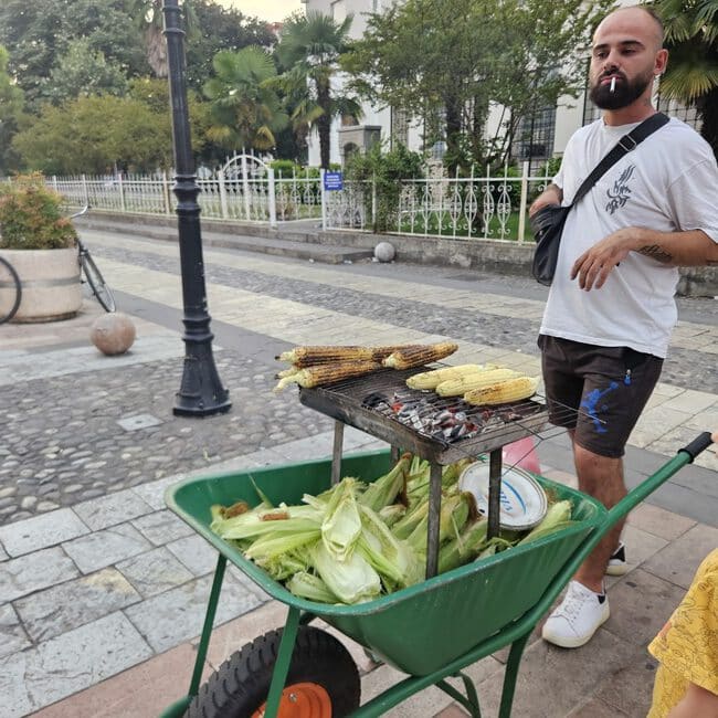 תירס על האש בפינת רחוב בשקודרה