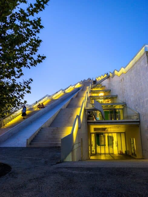 הפירמידה של טירנה מוארת לעת ערב