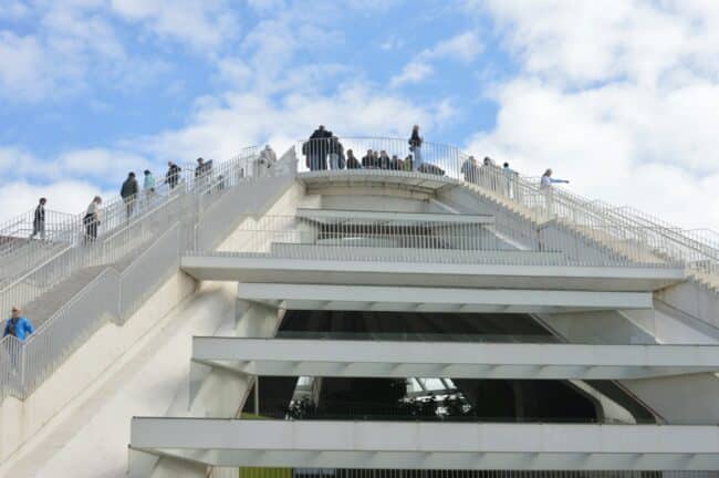 אנשים עומדים על קצה הפירמידה של טירנה