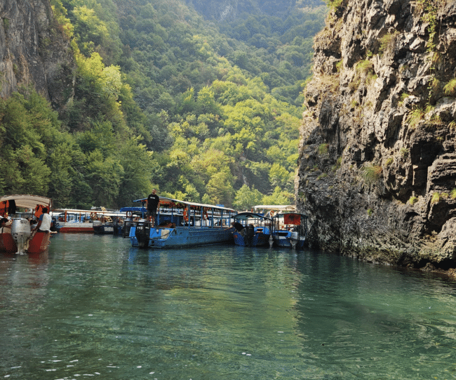 סירות בנהר שאלה