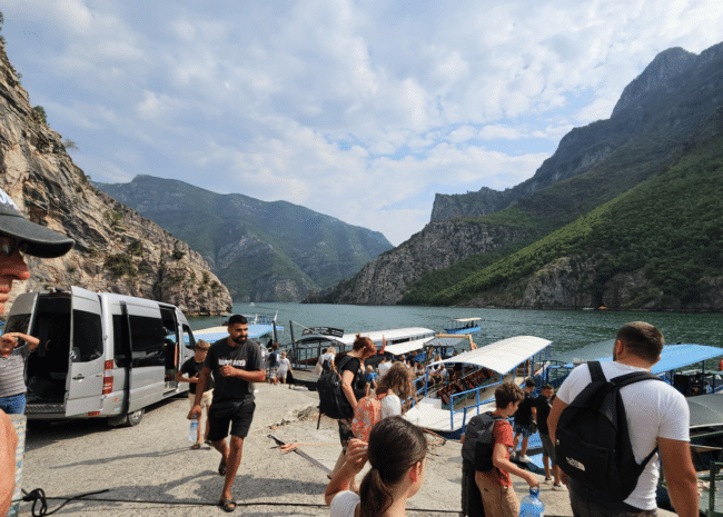 רציף המעבורות והסירות באגם קומאן